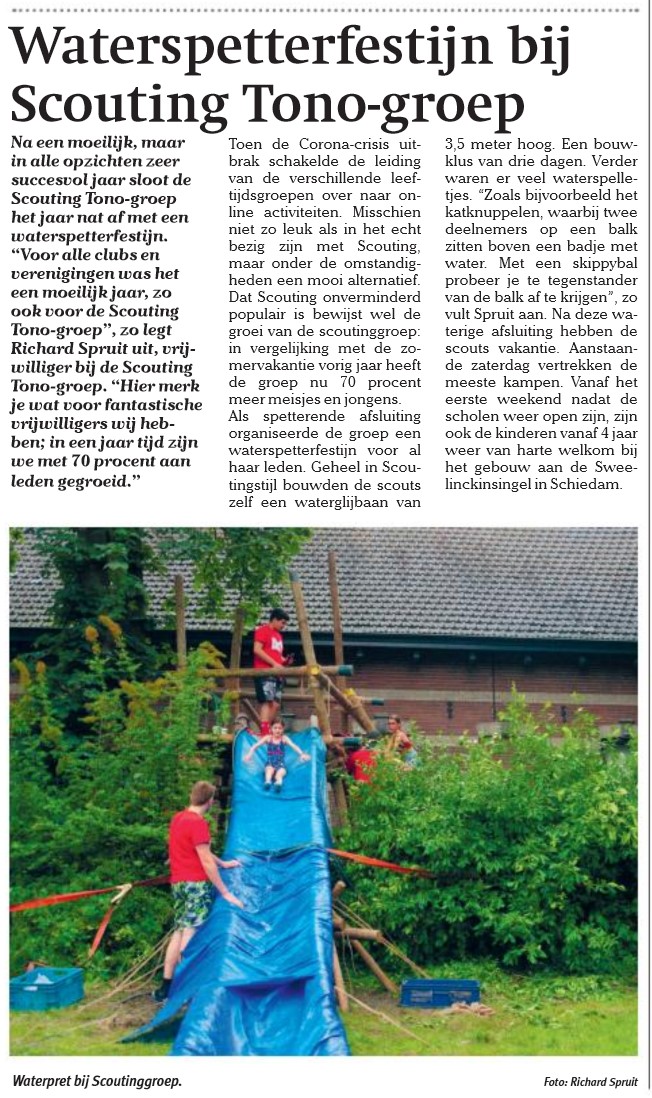 De scouts van de Scouting Tono-groep uit Schiedam bouwden zelf een glijbaan voor hun waterspetterfestijn