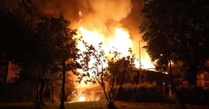 De Stadsomroep Schiedam toont ook de brand die het gebouw van de Scouting Tono-groep vrijwel volledig in as legde
