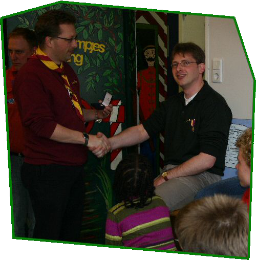 Richard Spruit ontvangt het Zilveren Waarderingsteken van de Vereniging Scouting Nederland uit handen van regiovoorzitter Simon Middendorp.