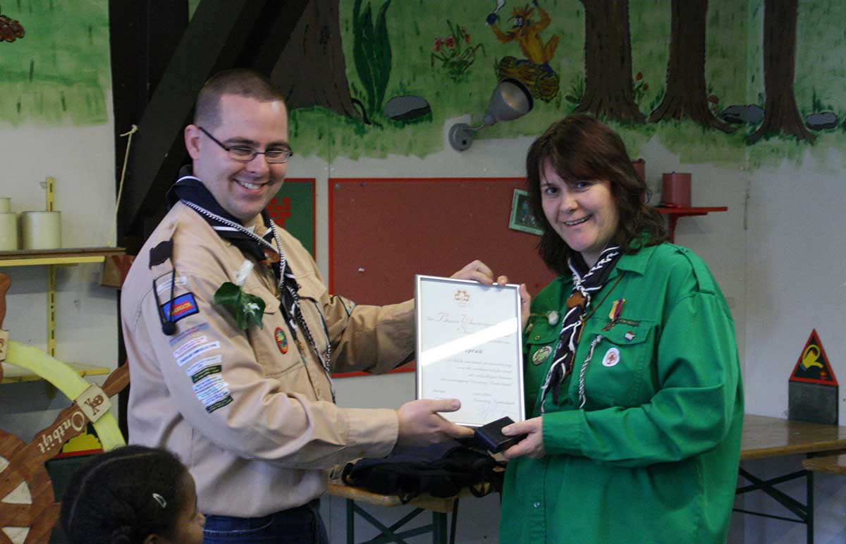 Drie vrijwilligers ontvingen het Bronzen Waarderingsteken van de Vereniging Scouting Nederland voor hun inzet voor de Scouting Tono-groep