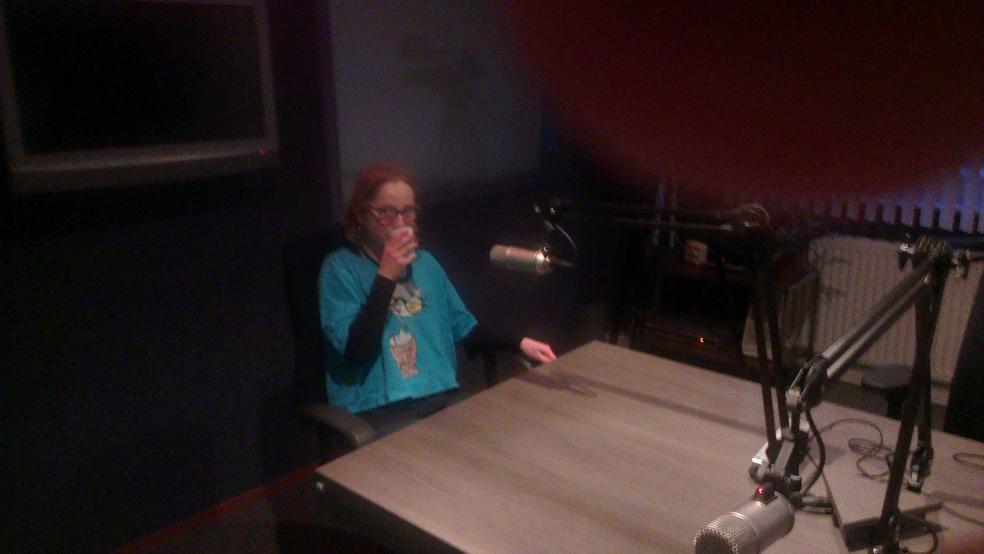 Scout Monica Pool in de studio van Radio Schiedam