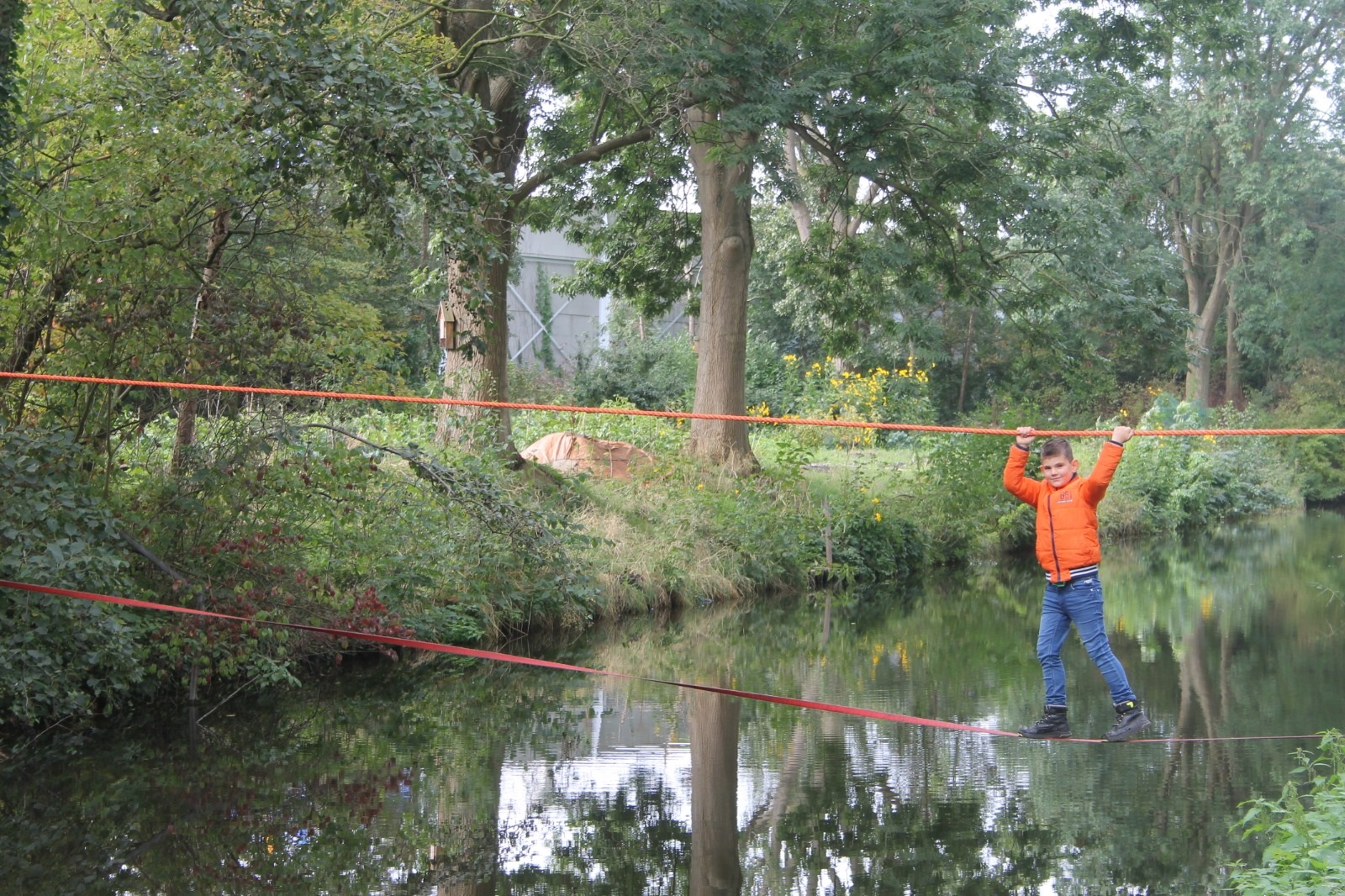 Een apenbrug over het water, een van de uitdagingen tijdens het Kids Powerrr Event 2020 van de Scouting Tono-groep.