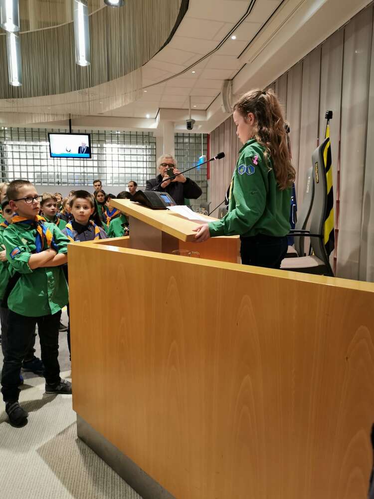 De 10-jarige Amy van de Scouting Tono-groep hield een toespraak namens alle welpen van Scouting Schiedam