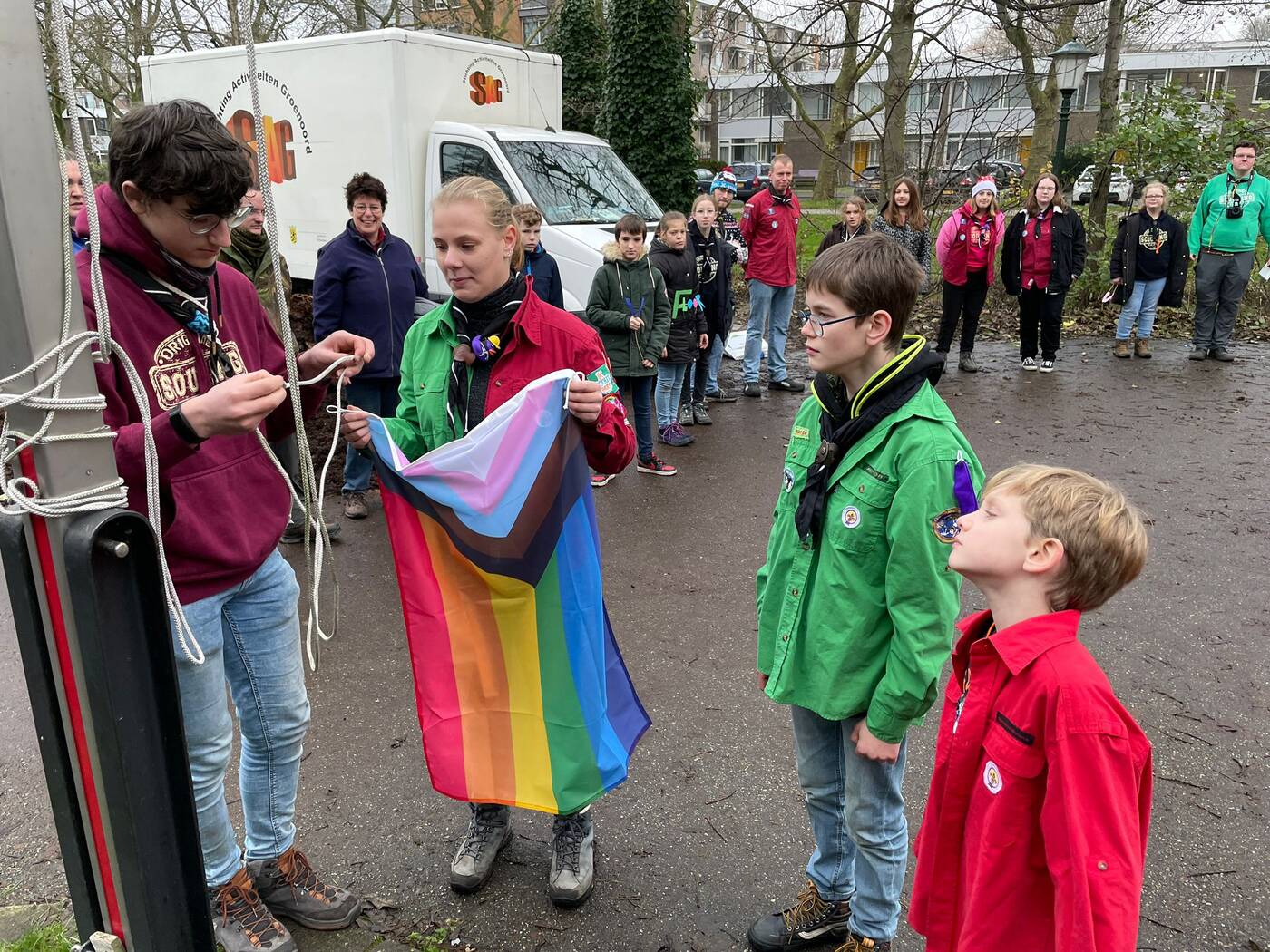 De Scouting Tono-groep ontving de regenboogvlag uit handen van Dorinde Hoogstedenm namens de gemeente Schiedam