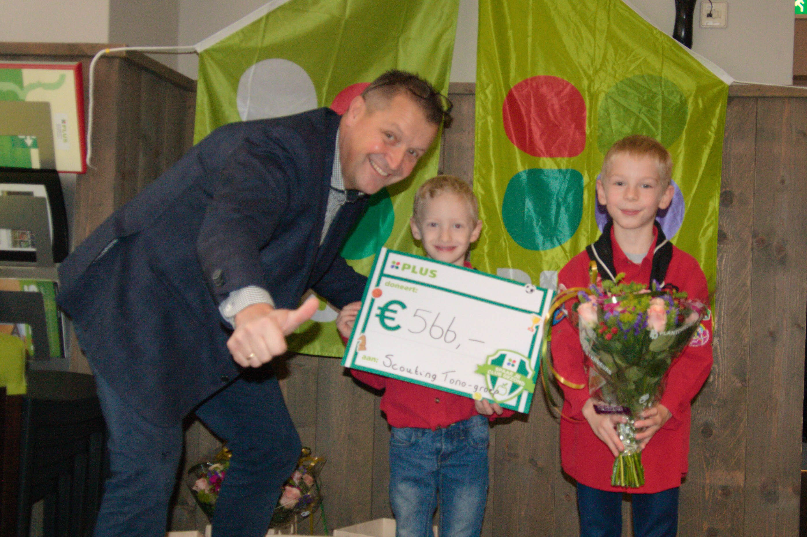 Bevers Tim en David ontvangen de sponsorcheque van Plus Waardenburg uit Schiedam namens de Scouting Tono-groep