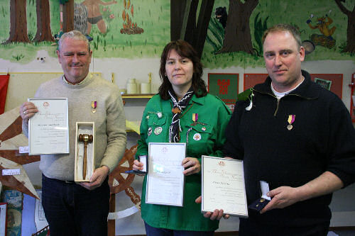 Maarten van Heest, Monica Spruit en Peter Sanstra ontvangen ieder het Bronzen Ereteken van de Vereniging Scouting Nederland.
