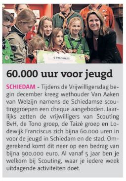 Enkele jeugdleden van Scouting, waaronder van de Scouting Tono-groep, met wethouder Patricia van Aken, in het Nieuwe Stadblad van 14 december 2017