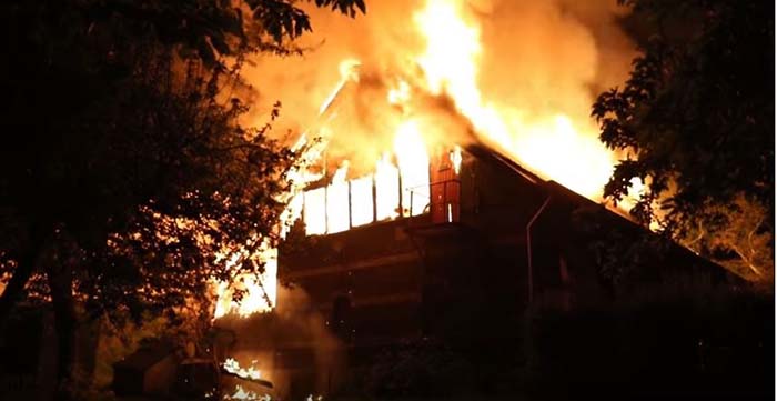 De Stadsomroep Schiedam toont ook de brand die het gebouw van de Scouting Tono-groep vrijwel volledig in as legde