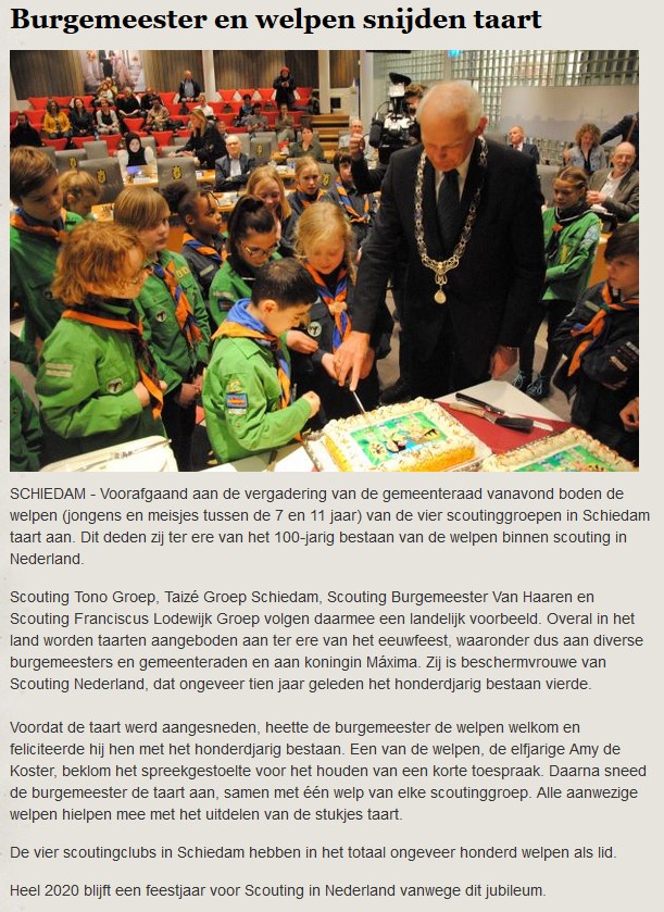 Burgemeester Lamers snijdt de jubileumtaart met welpen van de vier groepen van Scouting Schiedam. 10 maart 2020